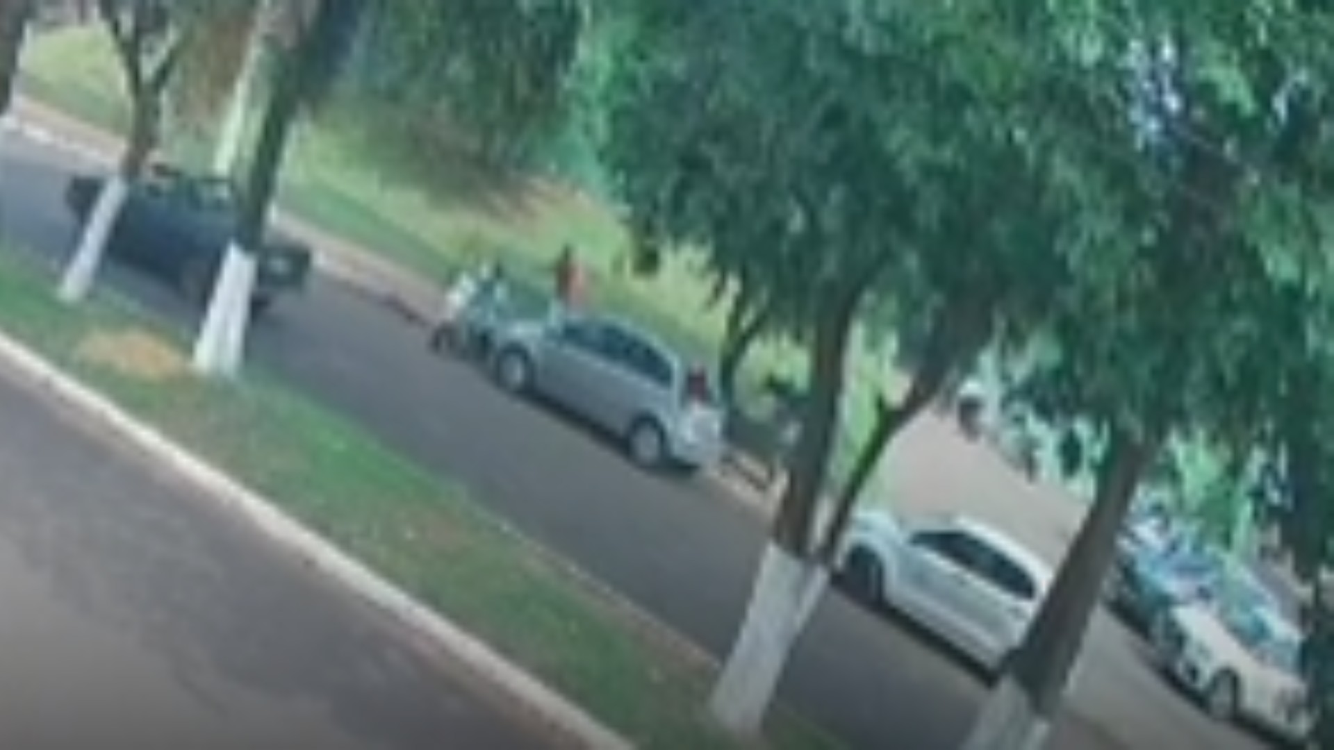Vídeo mostra homem assassinado com sequência de tiros nas costas em frente a unidade de saúde em MG