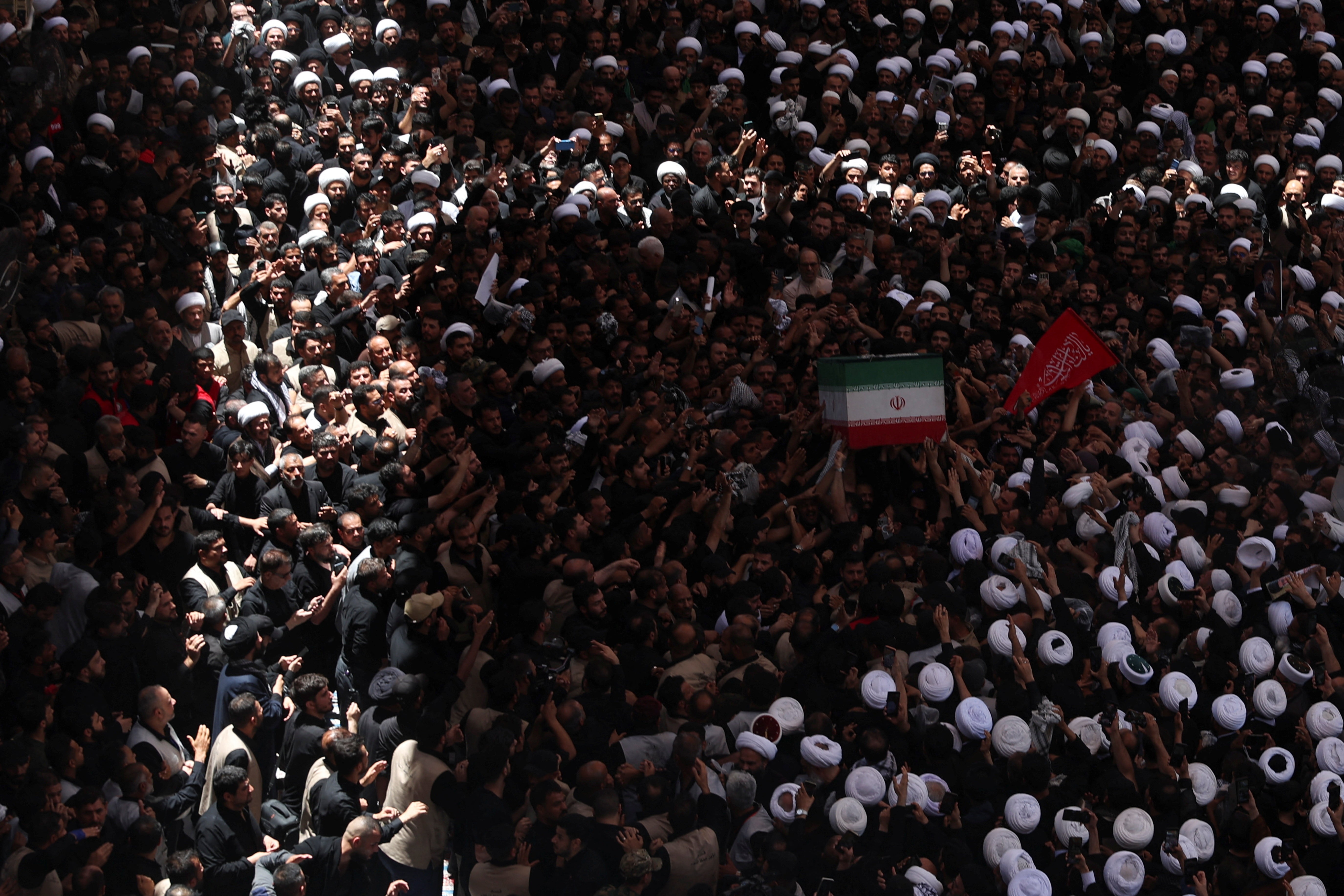 VÍDEO: multidão 'caótica' carrega caixão de Khamenei durante funeral público no Iraque