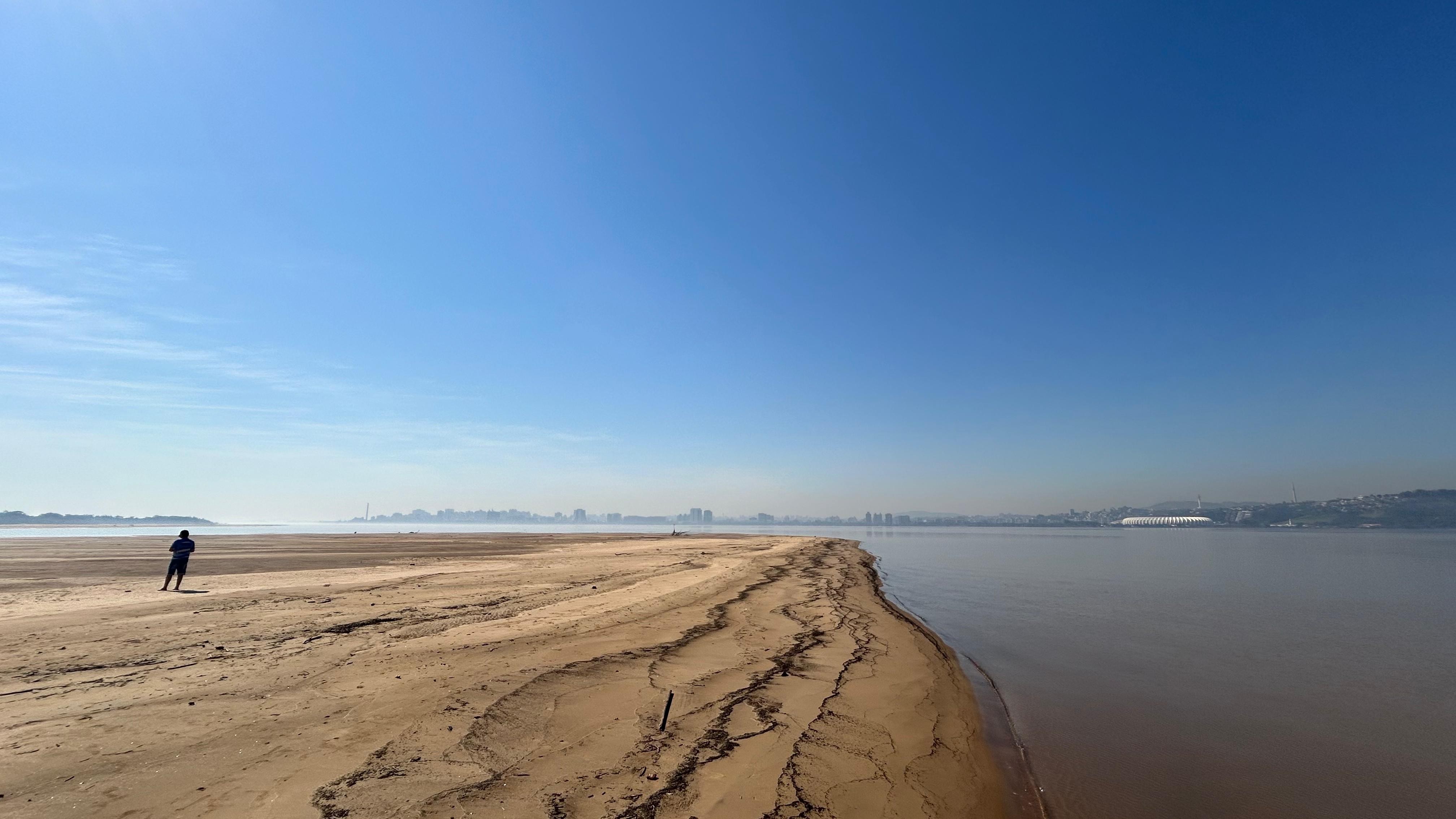 ANTES e DEPOIS: Redução do nível do Guaíba após enchentes revela banco de areia em Porto Alegre