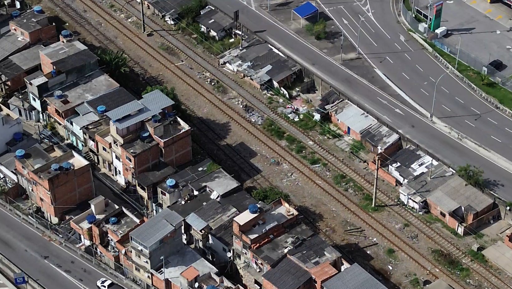 Caos nos Trilhos: Insegurança e Favelização nas Estações da SuperVia no Rio