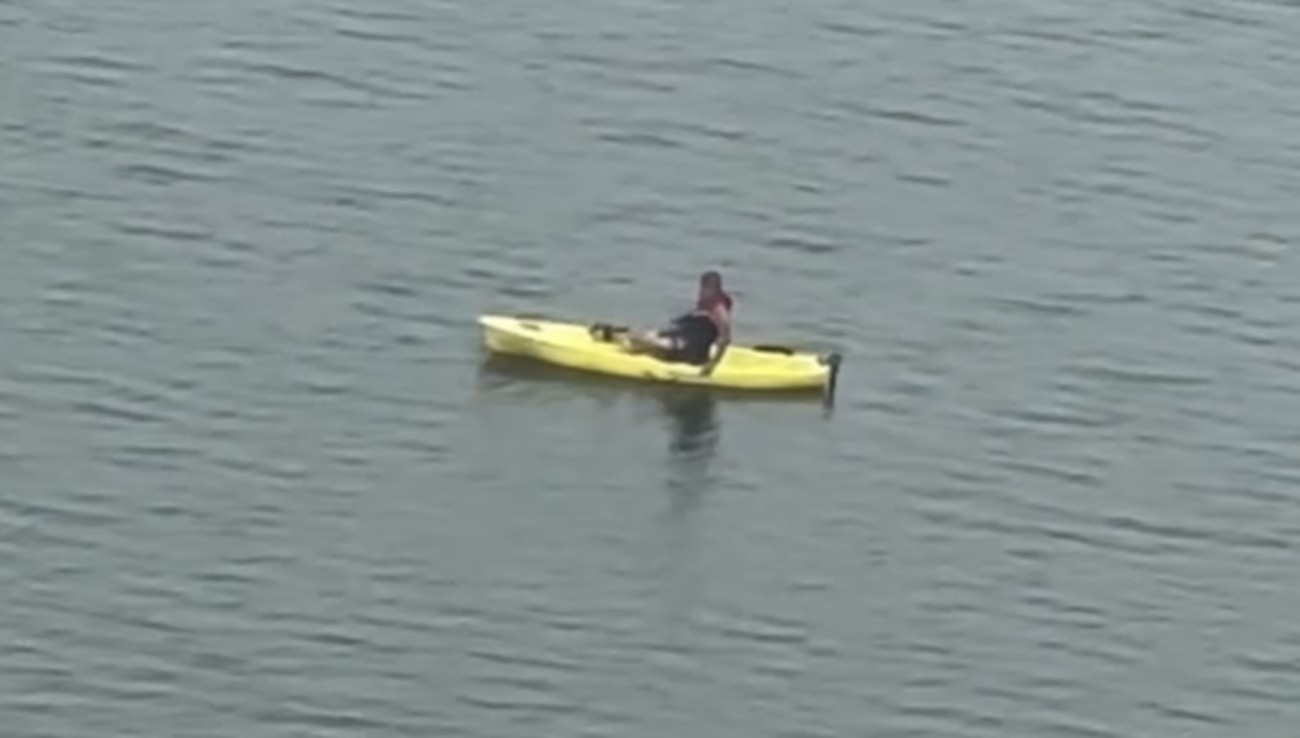 Homem em caiaque fica horas à deriva em barragem e é resgatado de helicóptero; VÍDEO