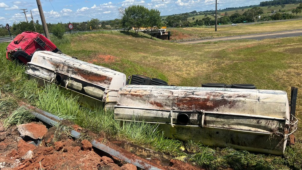 Caminhão com óleo vegetal capotou em Presidente Venceslau (SP) — Foto: Polícia Militar Rodoviária