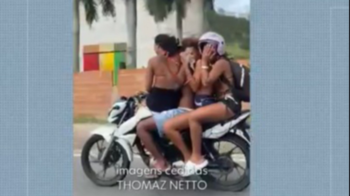 Vídeos mostram moto com quatro pessoas e carro transportando carga gigante na Linha Vermelha