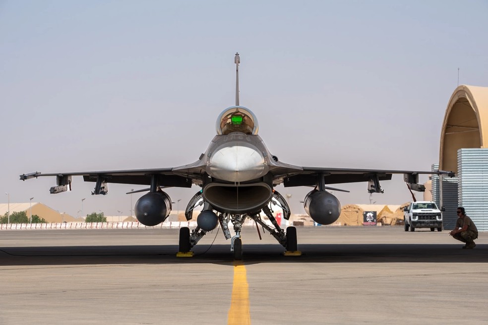 Jato F-16 dos EUA taxiando na base aérea Prince Sultan, na Arábia Saudita. Foto de 2023. — Foto: Alexander Frank/Exército dos EUA