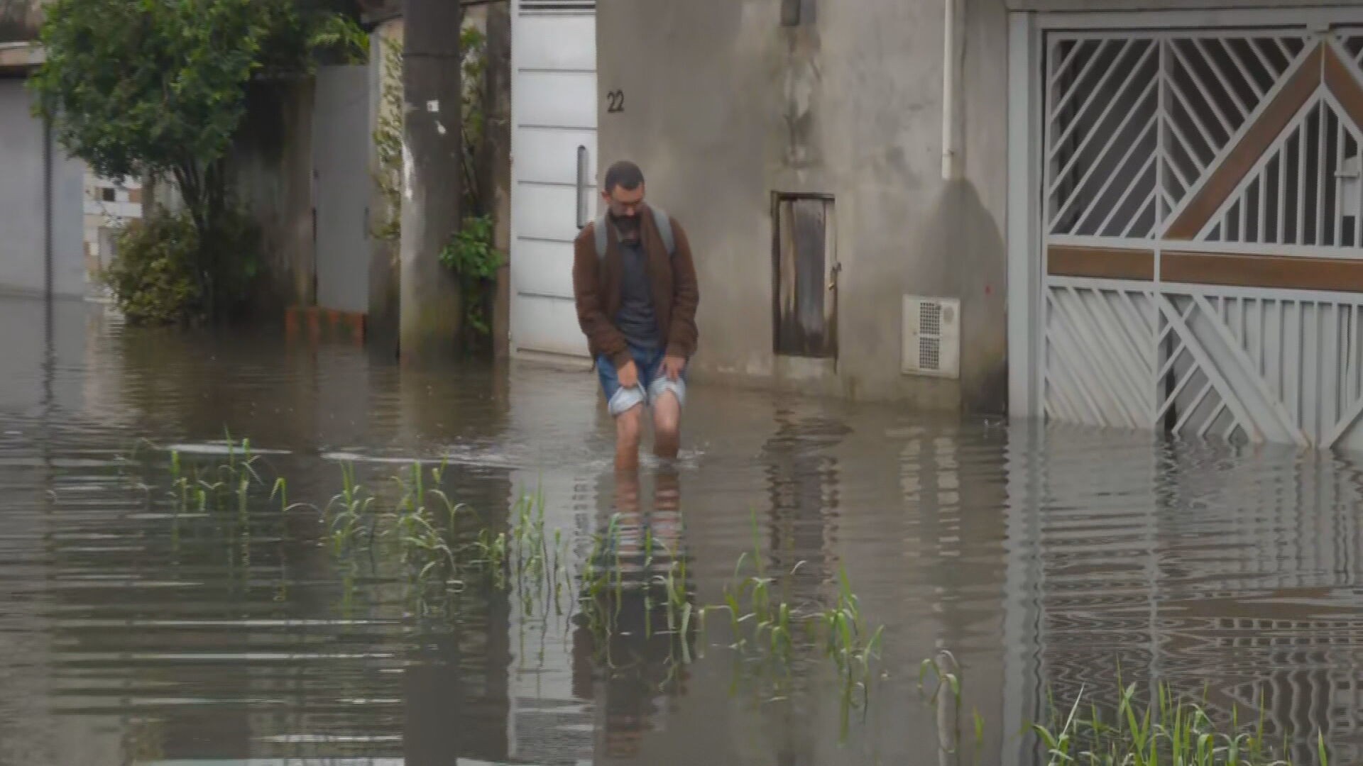 Jardim Pantanal chega ao 5º dia seguido de alagamento; moradores ainda enfrentam água na canela