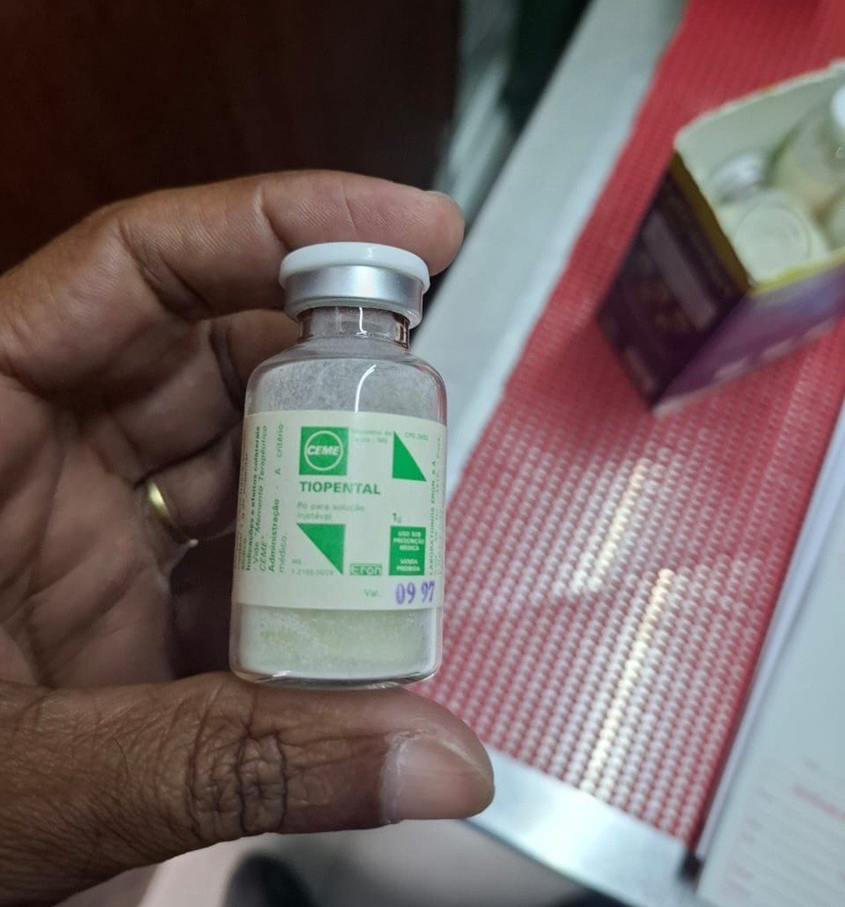 Medicamento vencido há quase 30 anos é encontrado em clínica veterinária durante fiscalização em Teresópolis