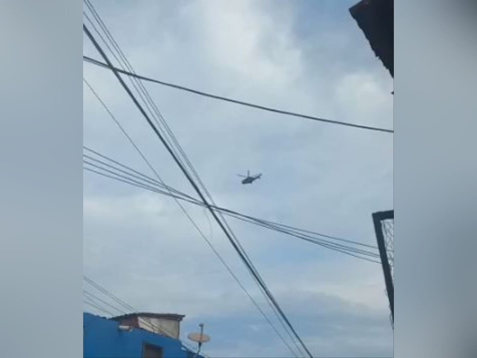 Helicóptero da Polícia Federal sobrevoo bairros do entorno da sede da corporação a procura do preso que fugiu na tarde desta quarta-feira (27). — Foto: Arquivo pessoal