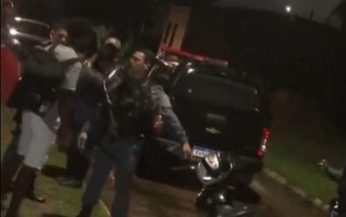 VÍDEO: PMs são flagrados agredindo entregador no bairro Coroadinho, em São Luís