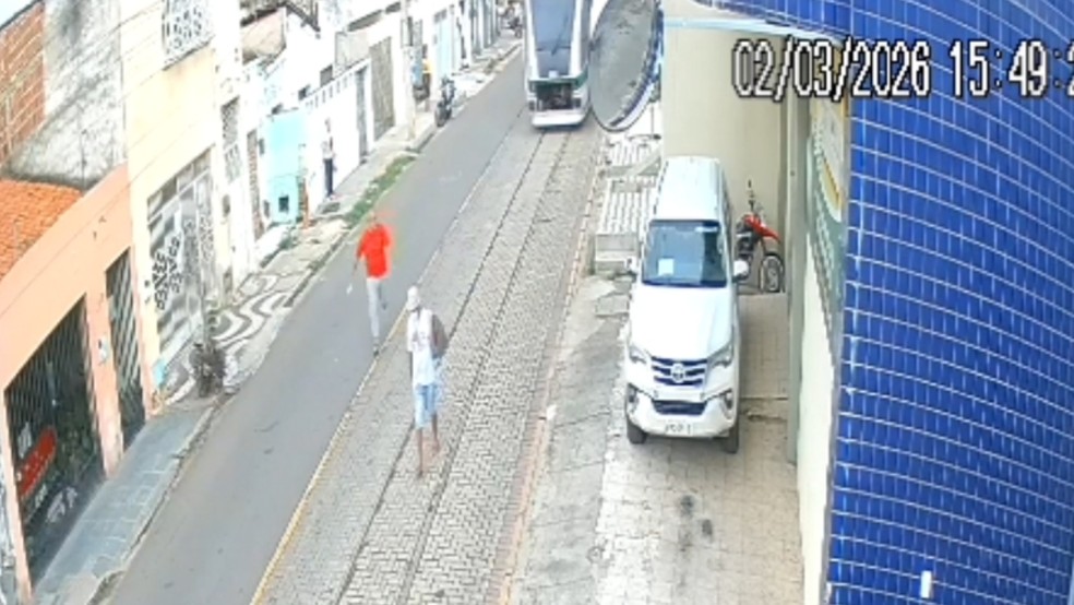 Homem corre e salva pedestre de ser atropelado na linha de VLT em Sobral — Foto: TV Verdes Mares/Reprodução