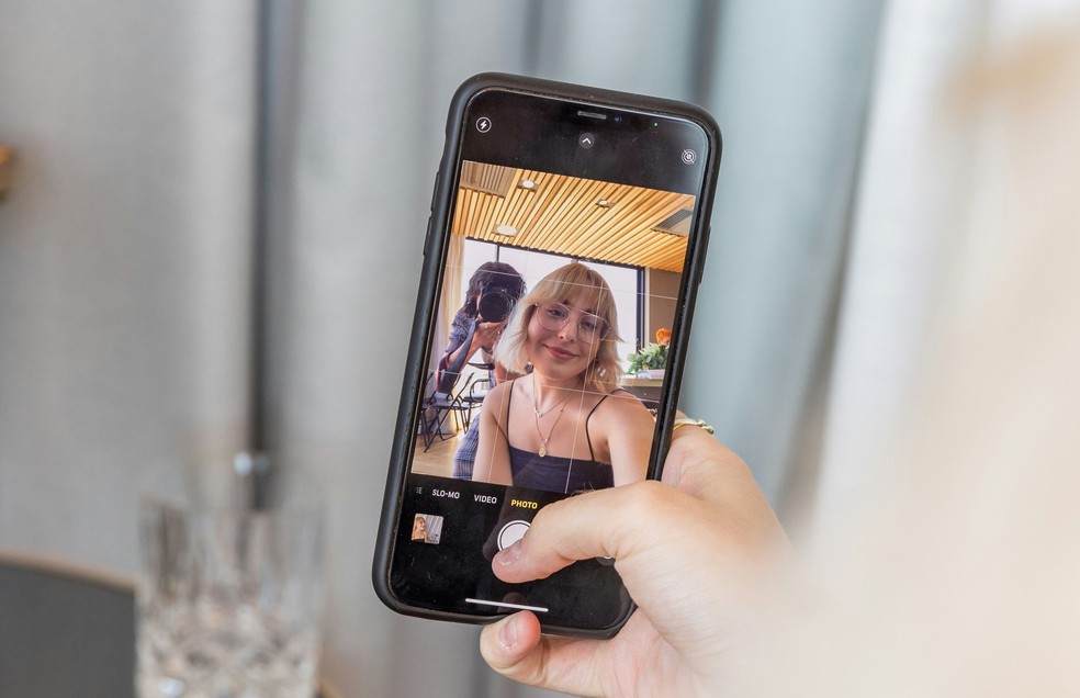 Mulher fazendo uma selfie em seu celular. — Foto: Social.Cut/Unsplash