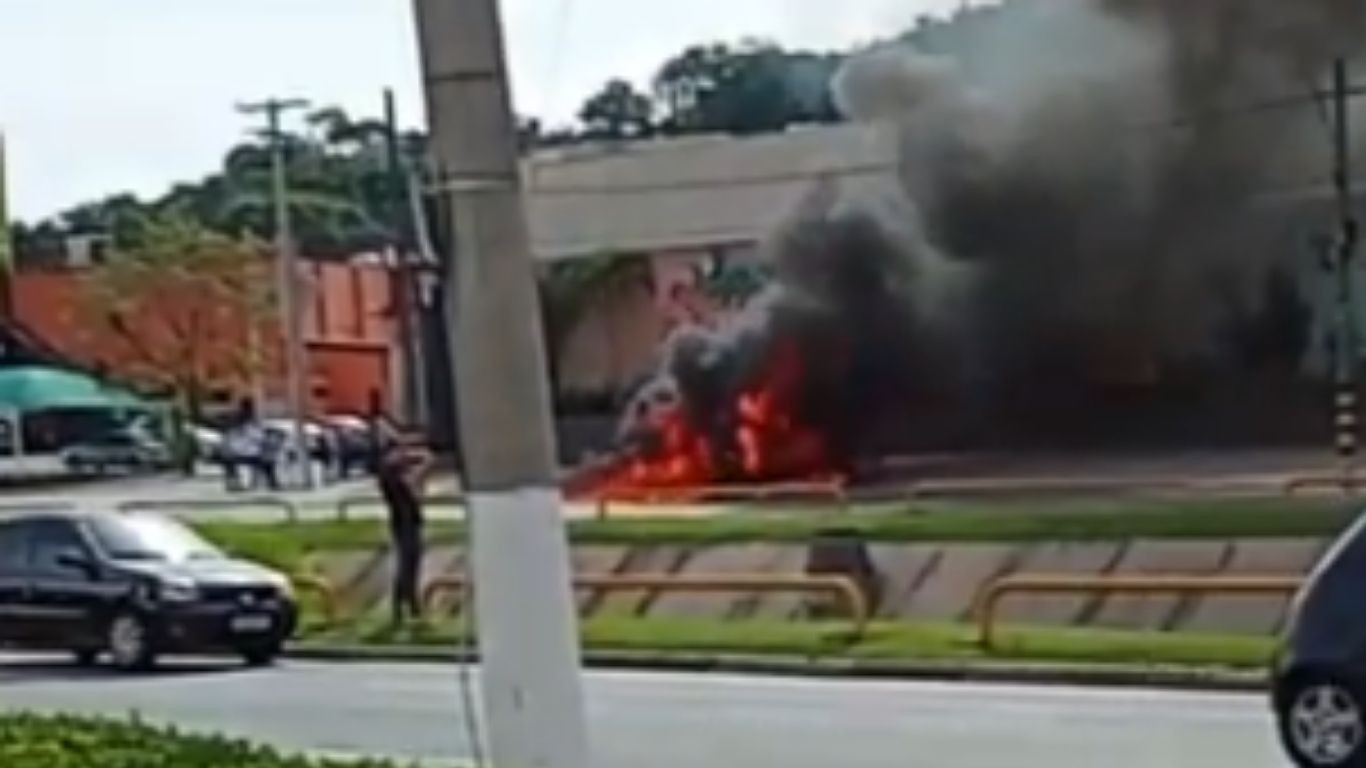 Fogo destrói van em avenida de Valinhos