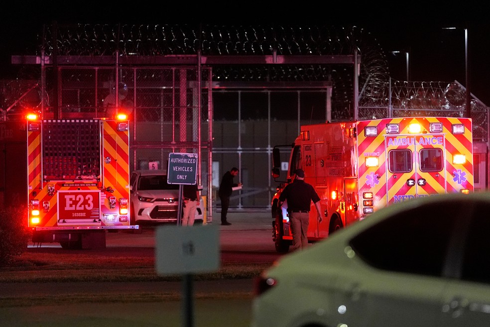 Veículos de emergência chegam à Instituição de Segurança Máxima de Riverbend após a execução de Christa Pike ter sido interrompida na quarta-feira, 30 de setembro de 2026, em Nashville, Tennessee. — Foto: George Walker IV / AP