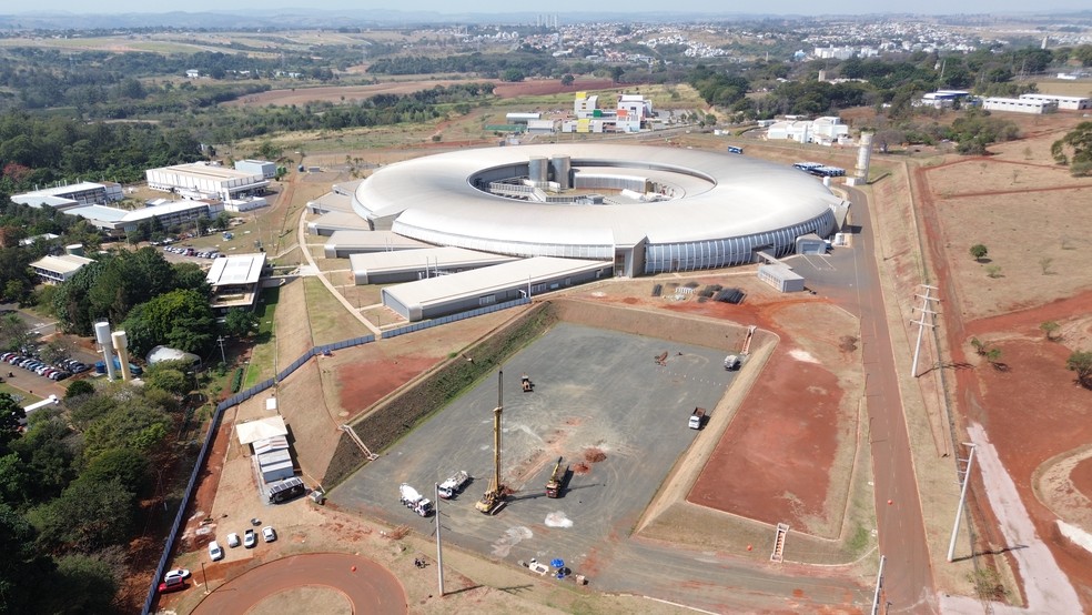 Imagem área mostra área onde está sendo construido o Orion ao lado do Sirius, acelerador de partículas que fica no CNPEM, em Campinas (SP) — Foto: CNPEM/Divulgação