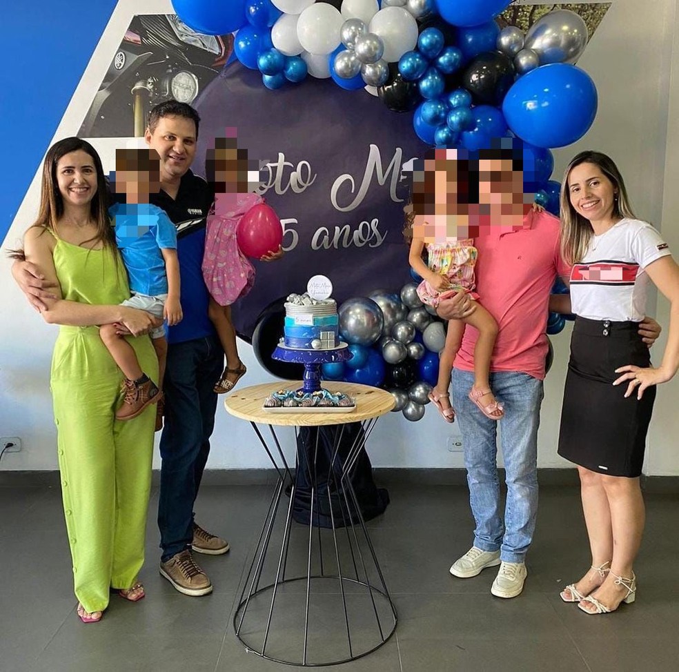 Elaine Miranda Milbratz, de 41 anos, e Hiane Miranda de Araújo, 35, ao lado dos filhos e companheiros — Foto: Reprodução/Redes sociais