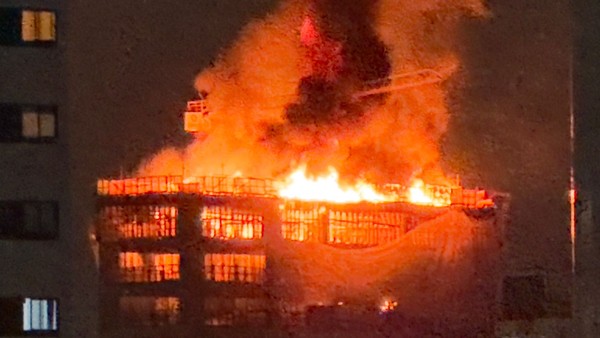 Chamas atingem topo de pr&eacute;dio em constru&ccedil;&atilde;o na Zona Norte do Recife. &mdash; Foto: Reprodu&ccedil;&atilde;o/WhatsApp