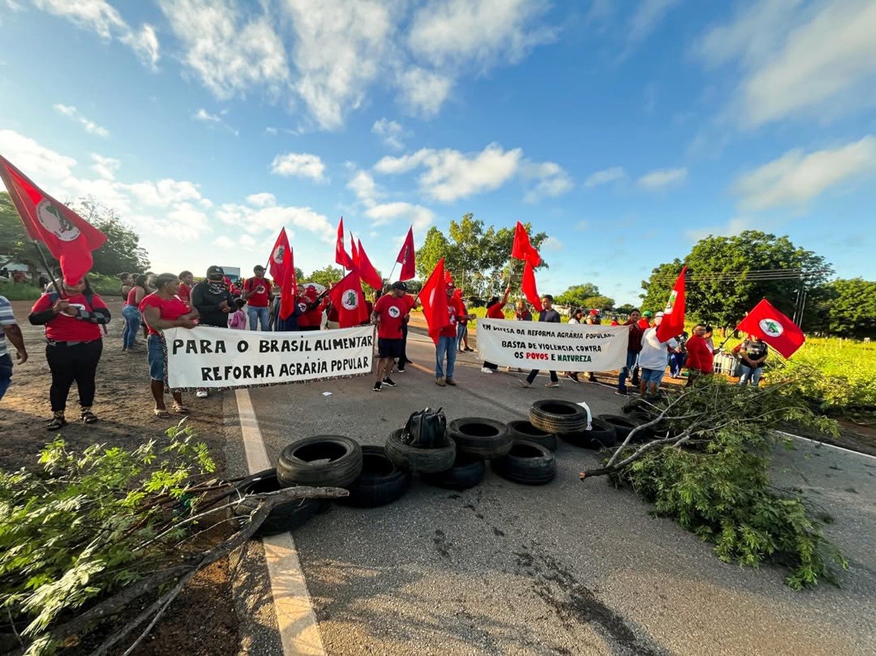 Protesto interdita a BR-406 no interior do RN; veja rotas alternativas