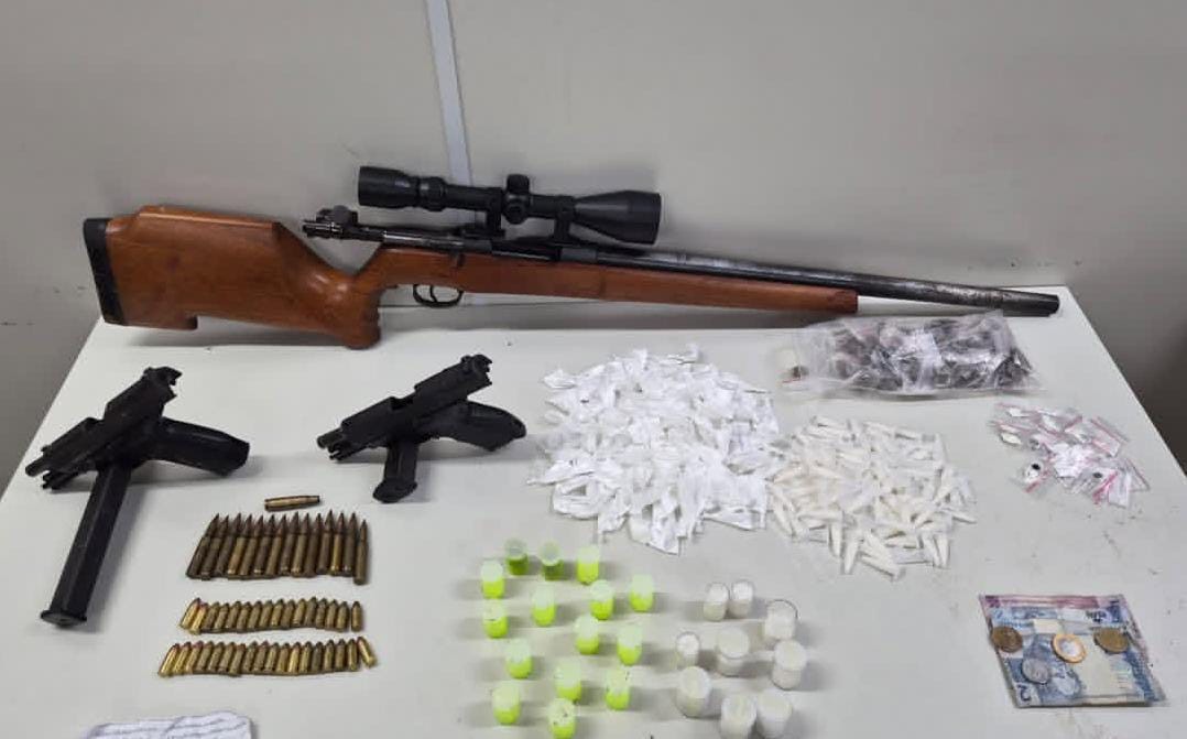 Três homens morrem após confronto com policiais militares em Salvador; fuzil, pistolas e drogas são apreendidos