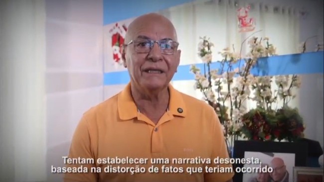 Professor Alcides publica vdeo em que fala que  perseguido por sua opo sexual