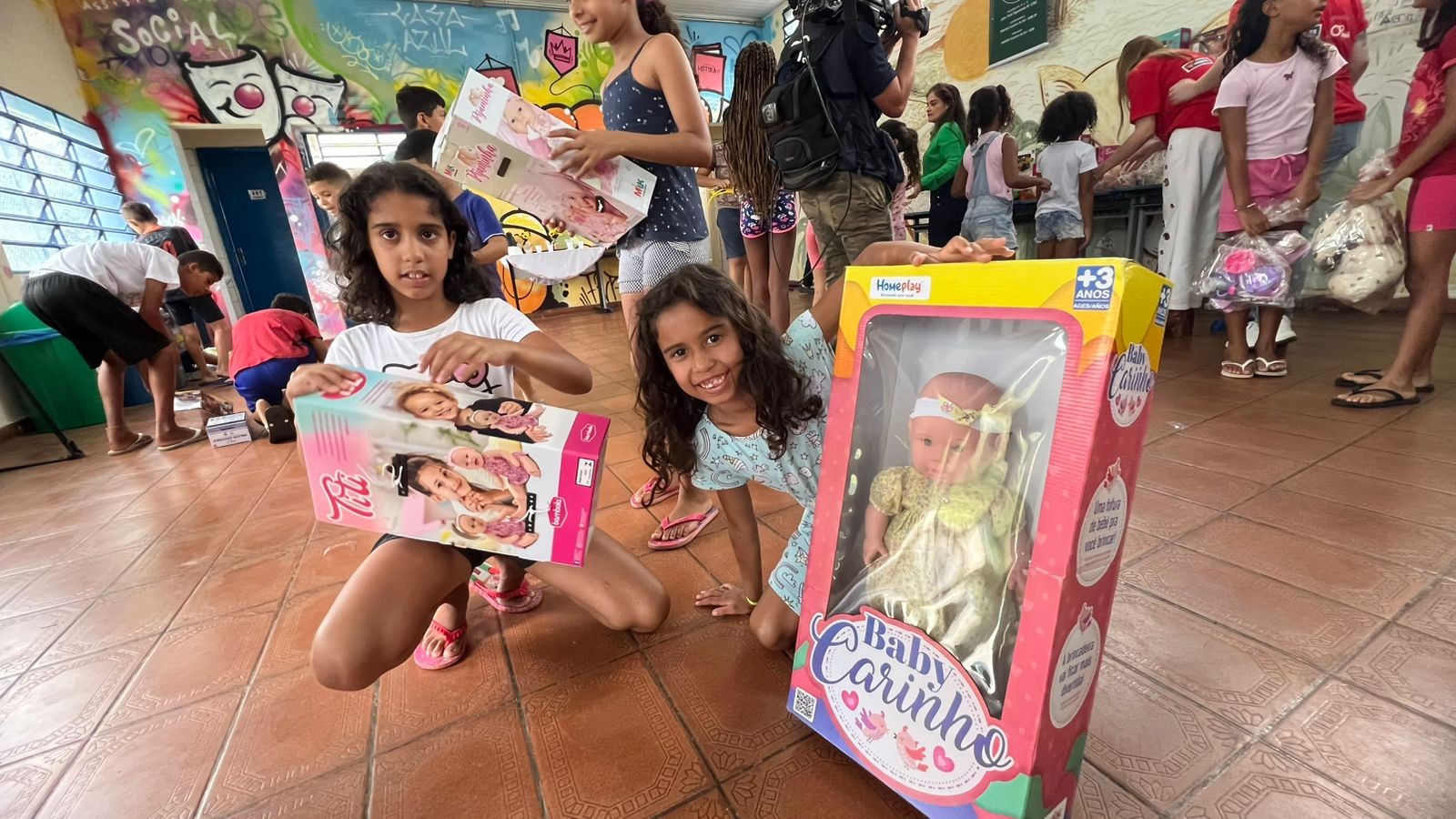 Brinquedos arrecadados durante campanha 'Árvore Solidária' são entregues no interior de SP