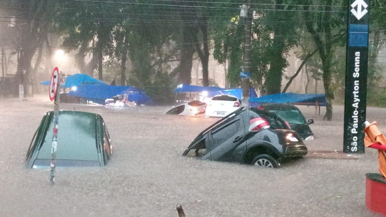 Defesa Civil emite alerta severo de chuva para SP; tempestade causa alagamentos, deixa carros ilhados e mais de 157 mil imóveis ficam sem luz