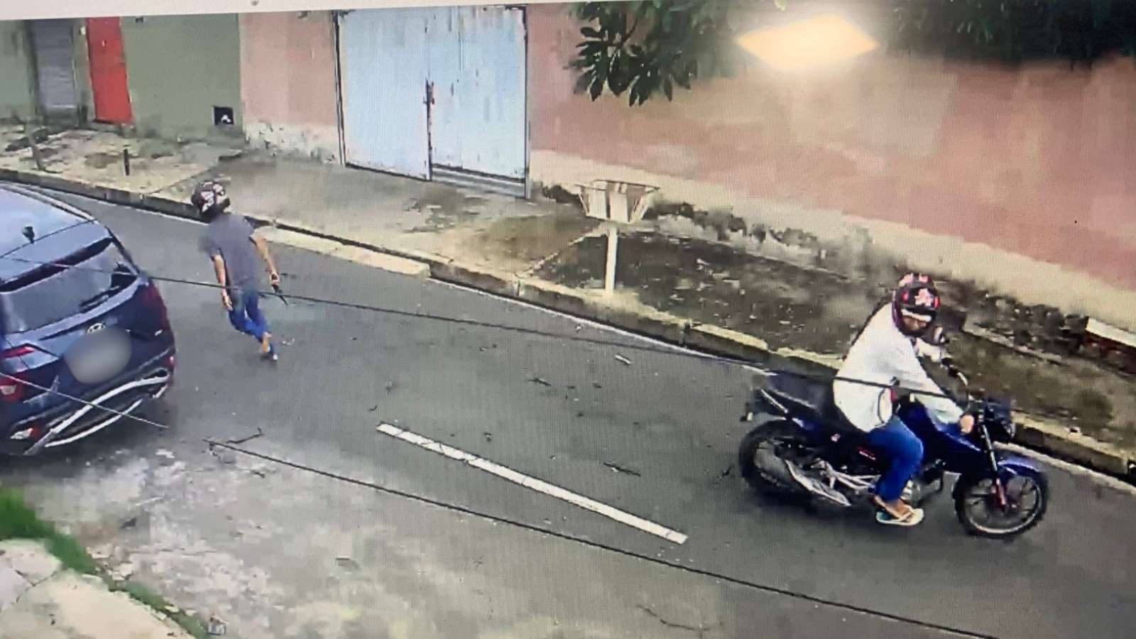 Vídeo: PM e professora reagem à tentativa de assalto e escapam de criminoso armado em Teresina