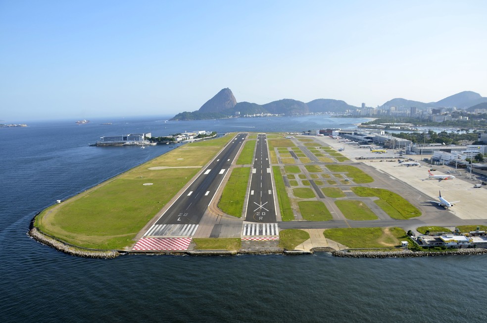 Santos Dumont e sua pista com vista para o Pão de Açúcar: aeroporto ficará fechado no Brics por perto do MAM — Foto: Alexandre Macieira/Riotur