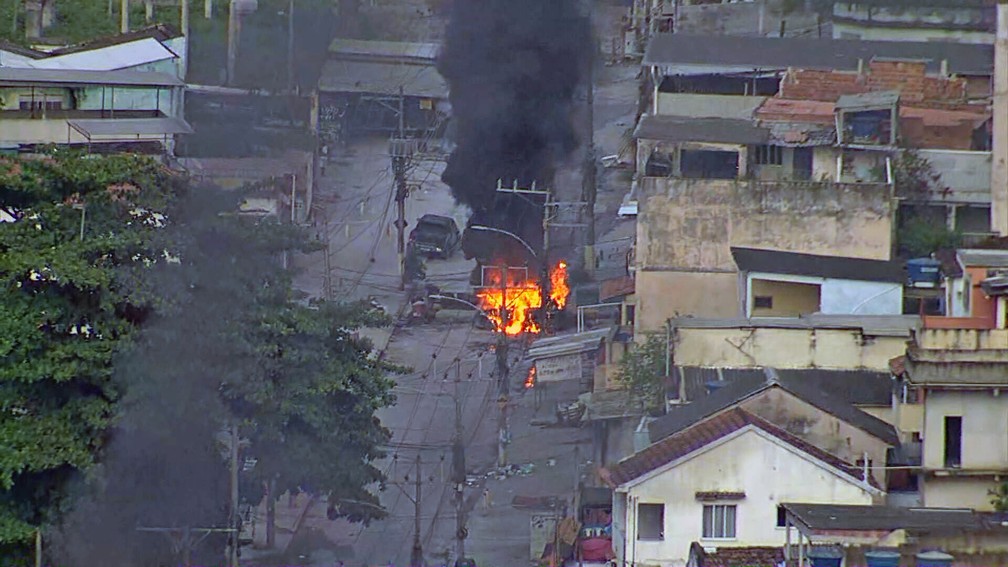 Traficantes ateiam fogo a barricada no Complexo da Penha — Foto: Reprodução/TV Globo