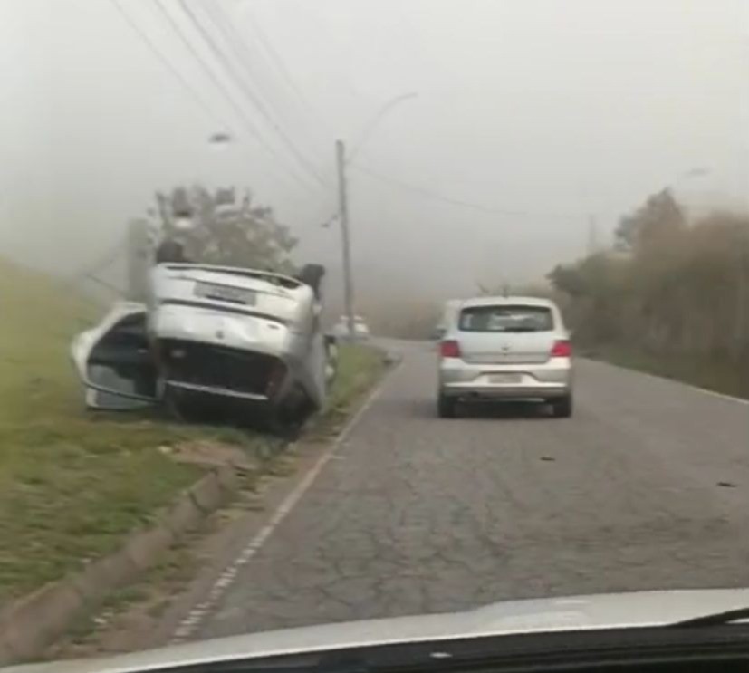 Acidente entre três carros deixa feridos e causa congestionamento em Volta Redonda