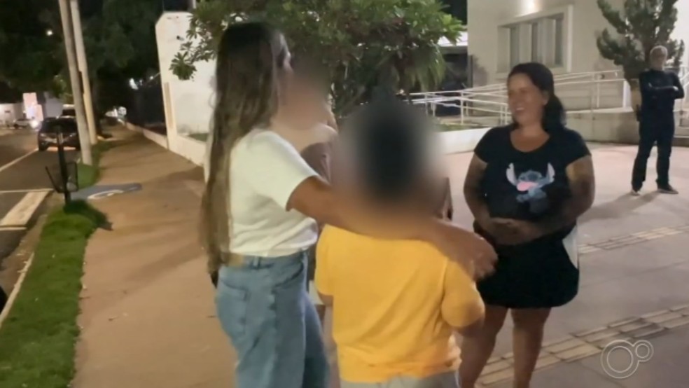 Menino sequestrado pelo pai em Araçatuba (SP) retorna para casa após dois anos em cárcere — Foto: Reprodução/TV TEM