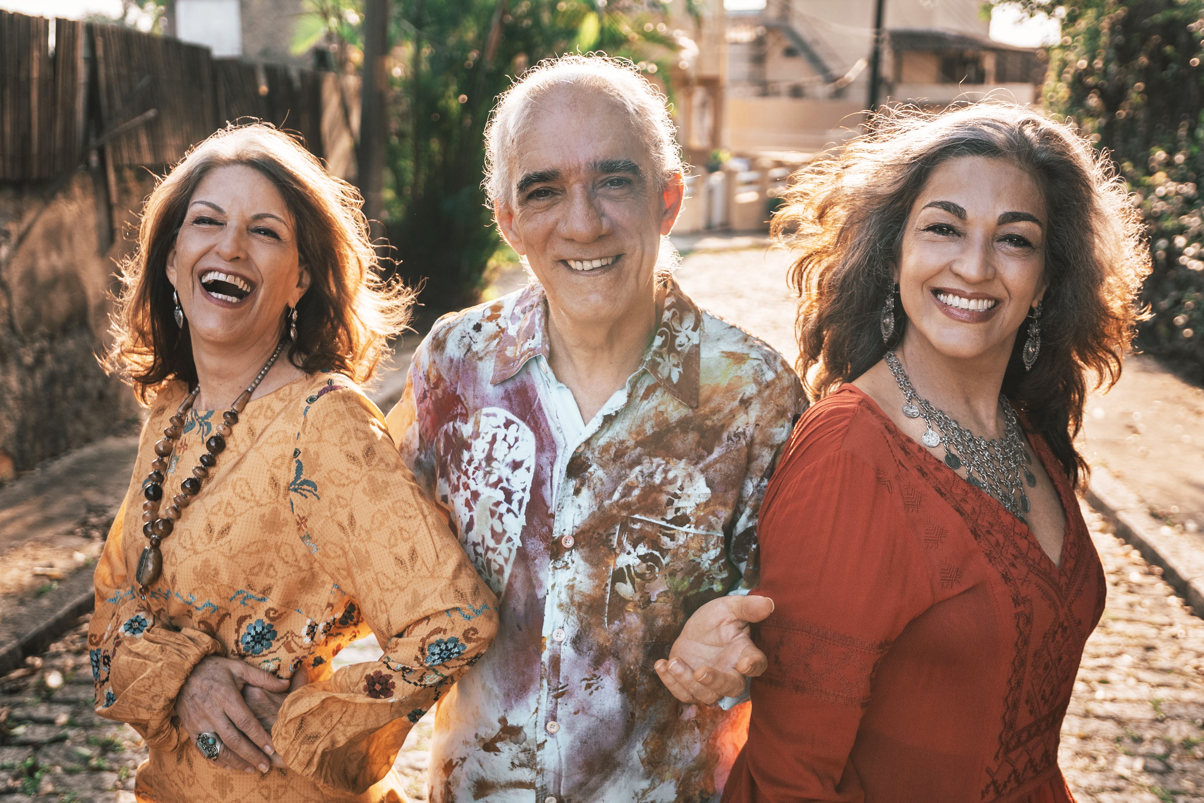 Trio Janaju dá voz à natureza no bom álbum ‘Lindeira’ entre cateretê, ecos mineiros e canções de Roberto Carlos