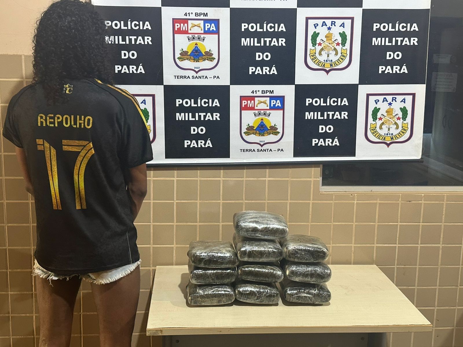 Homem tenta fugir de abordagem, mas acaba preso após PM encontrar mais de 12 kg de drogas em bagagem em Terra Santa