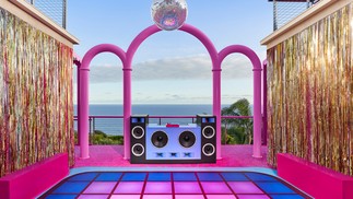 Pista de dana ao ar livre na casa dos sonhos da Barbie em Malibu.  Foto: Divulgao/ Airbnb - Joyce Lee