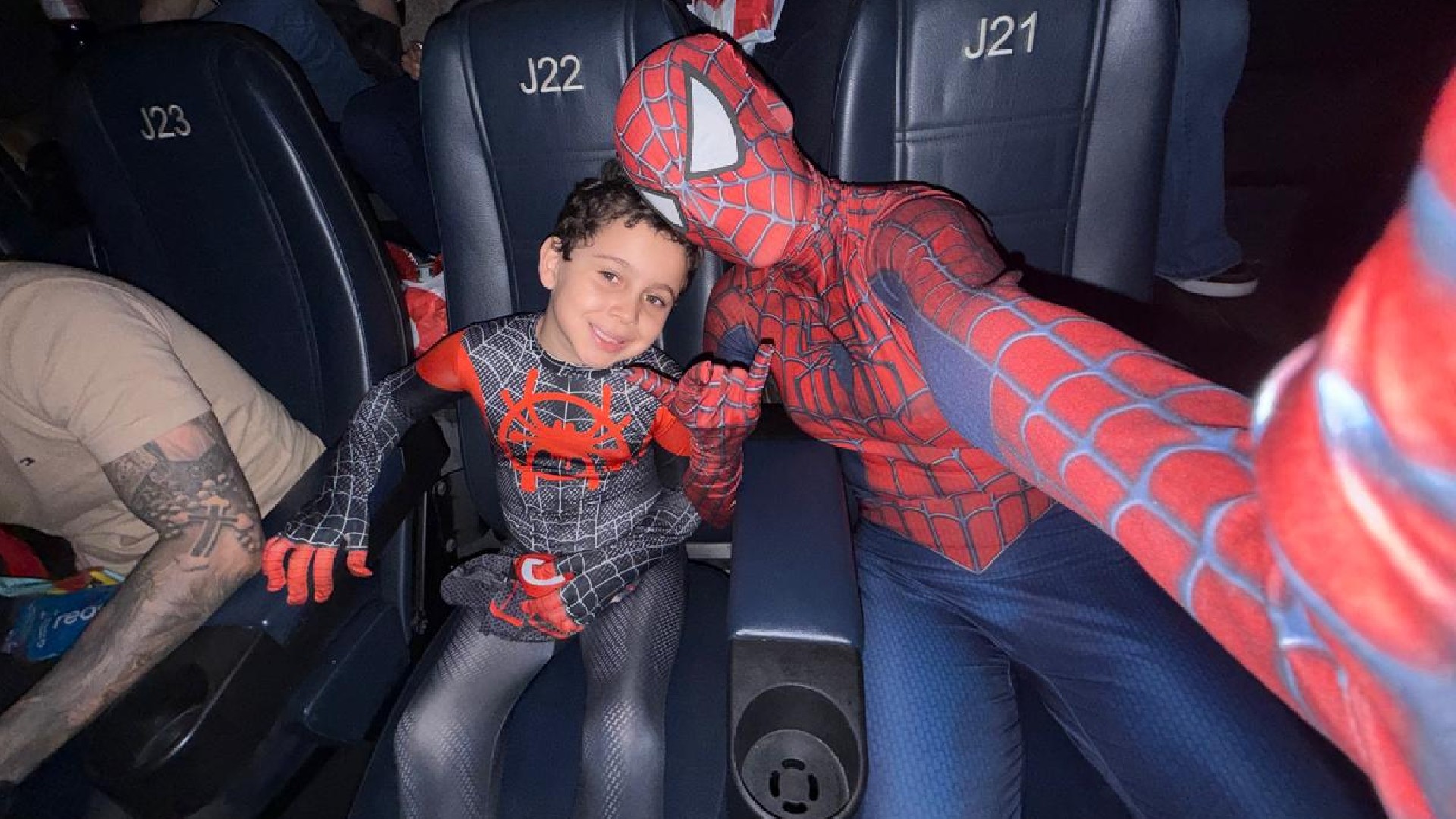 'Super-heróis' do interior de SP: mãe surpreende filho com fantasia de Homem-Aranha e dupla viraliza em sessão de cinema