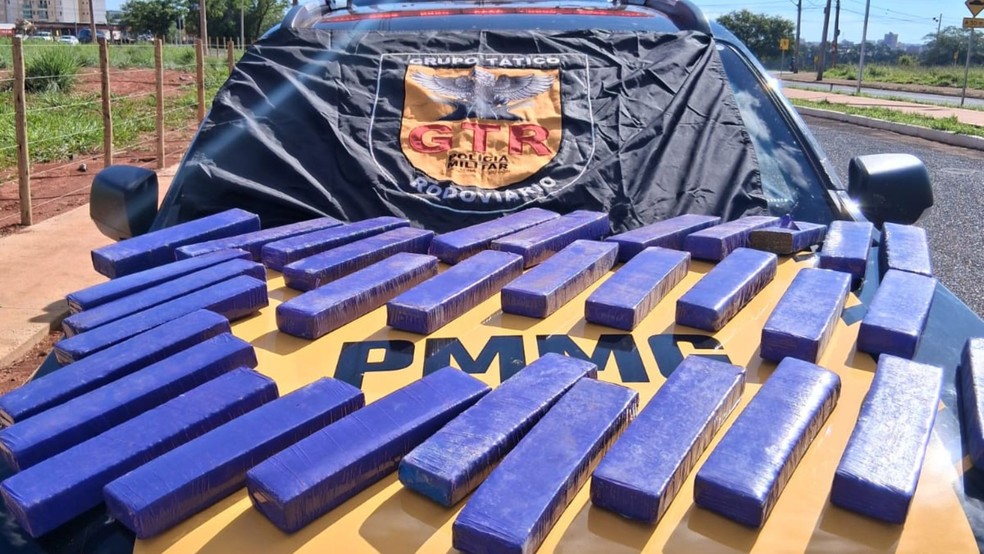Polícia encontrou 32 barras de maconha no carro abordado em Uberlândia — Foto: PMRv/Divulgação