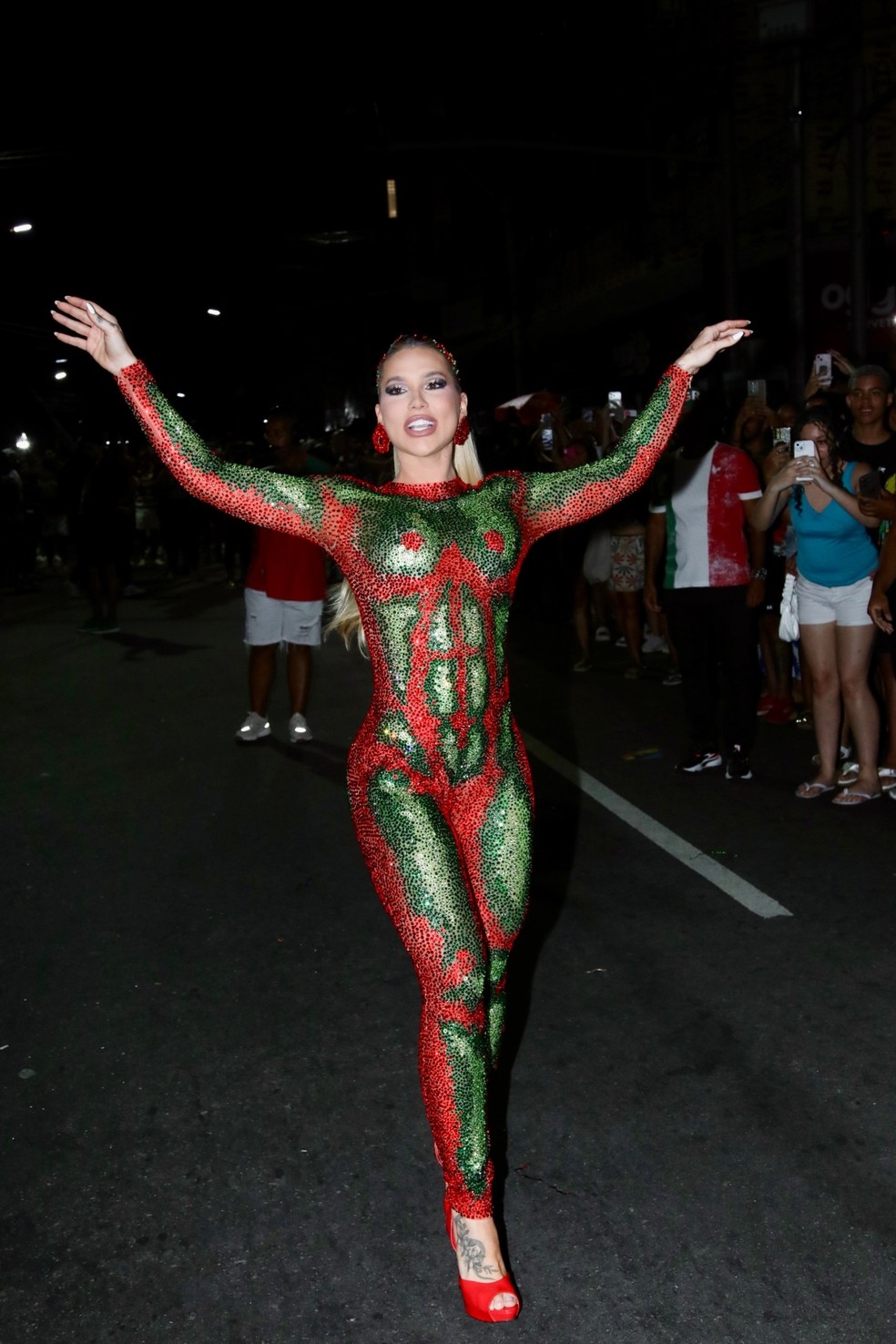 Virginia Fonseca em ensaio de rua — Foto: Rogério Fidalgo/AgNews