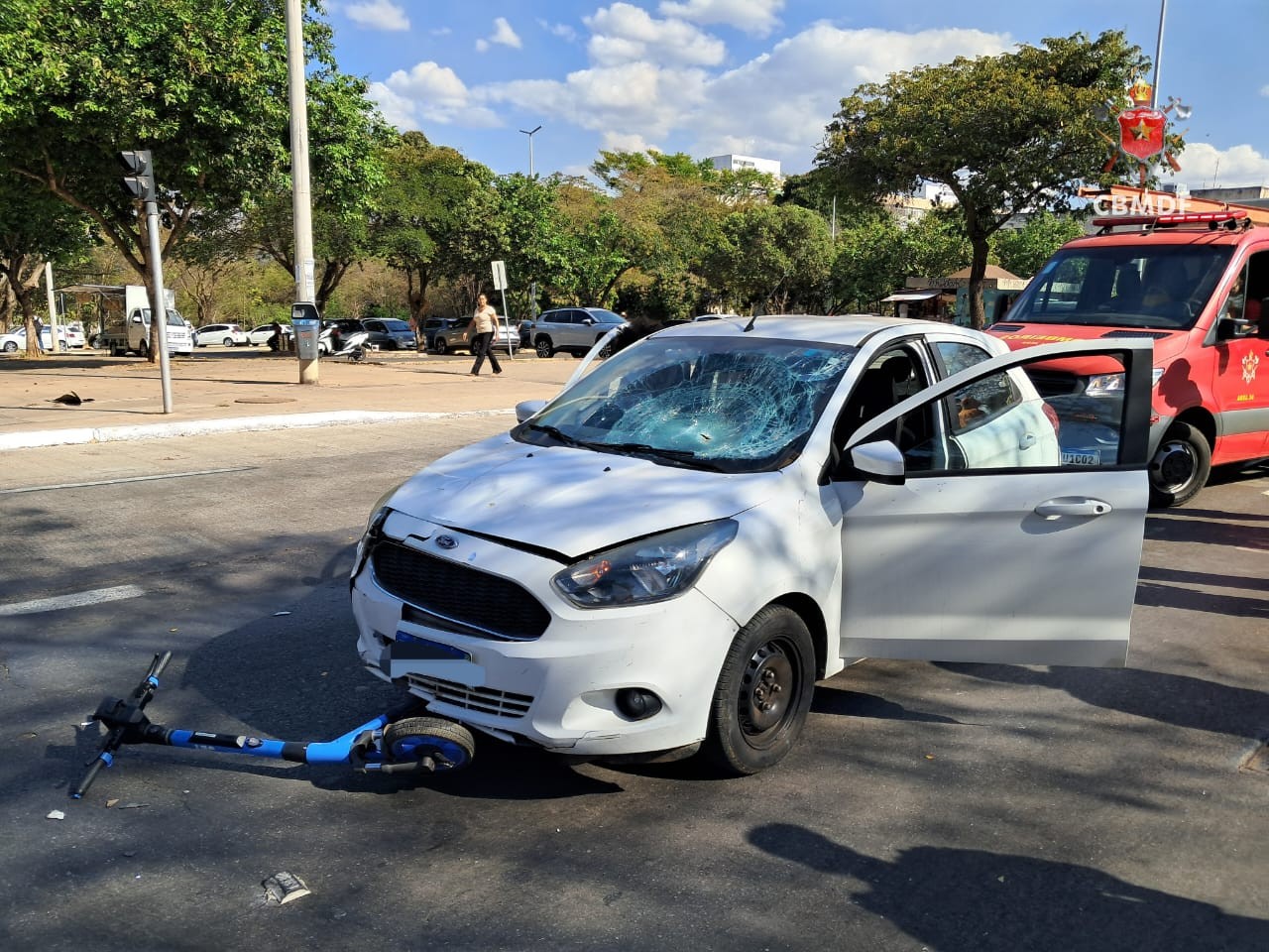 Adolescentes são atropelados em patinete elétrico no DF; regra do serviço proíbe uso por menores