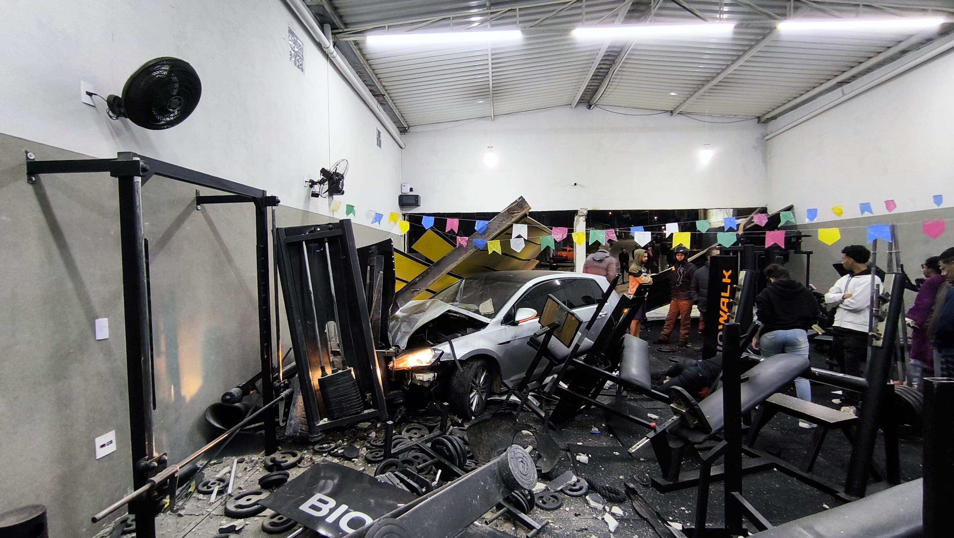 Carro invade e destrói academia, em Bragança Paulista; motorista foi preso por suspeita de embriaguez