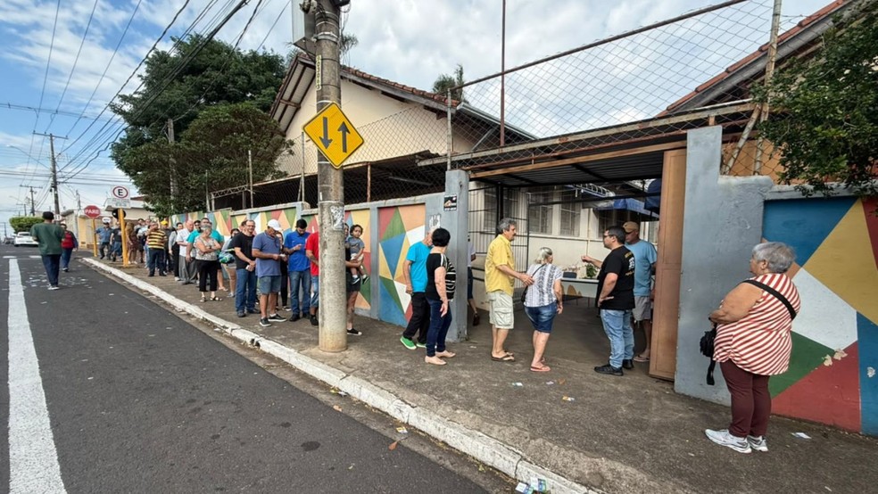 3 de 3
Port&otilde;es abertos na Escola Estadual Torquato Minhoto, no Jardim Bela vista, em Bauru (SP) no dia de vota&ccedil;&atilde; &mdash; Foto: TV TEM/Gabriel Sato