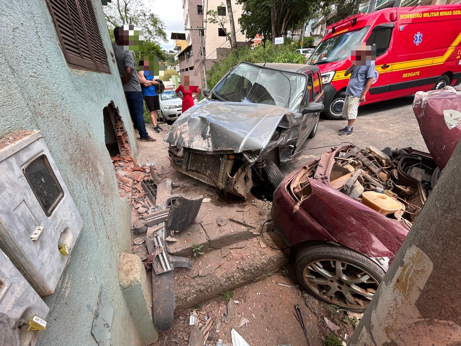 Motorista inabilitado perde controle de carro e bate em casa em Viçosa