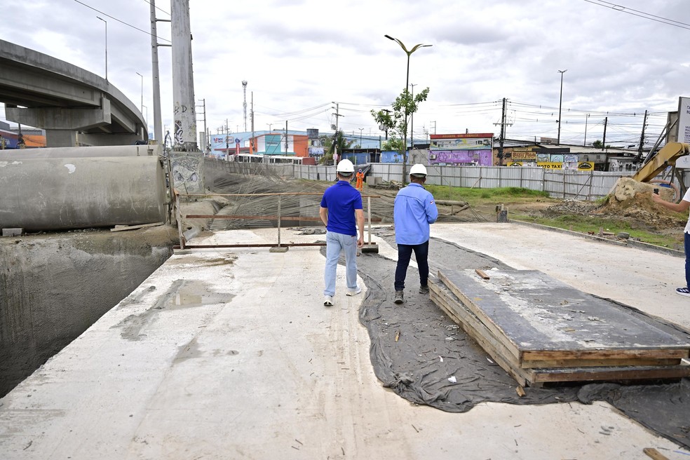 Fiscalização no local das obras do Complexo Viário Rei Pelé, em Manaus, em 30 de abril de 2025. — Foto: Divulgação/Semcom