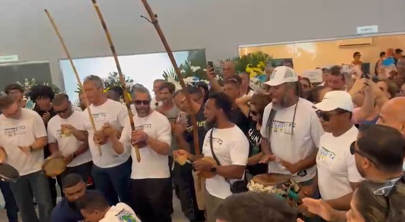Velório do Mestre Sabiá, morto a tiros em Niterói, no RJ, tem roda de capoeira; veja vídeo