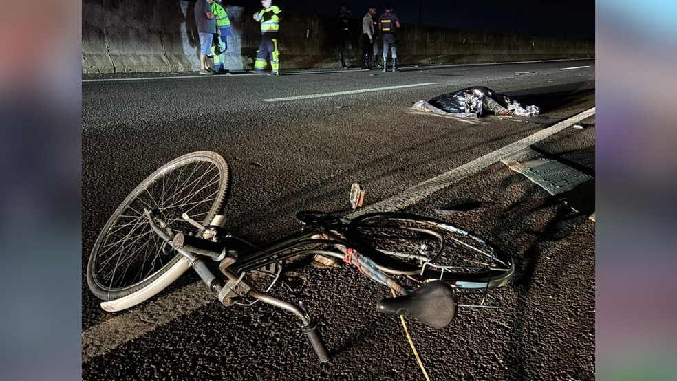 Ciclista foi atingido por carro, cujo motorista fugiu sem prestar socorro, na SP-463, em Araçatuba (SP), no sábado (25); na sequência, moto atingiu o corpo, e piloto também morreu — Foto: Lázaro Jr./Hoje Mais