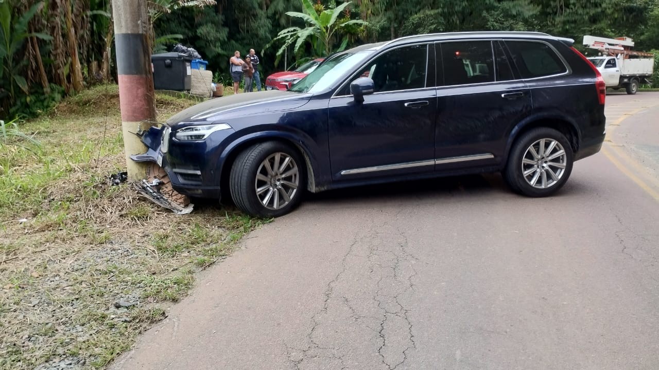 Adolescente bate carro de luxo no poste ao se assustar com presença de guardas em SC