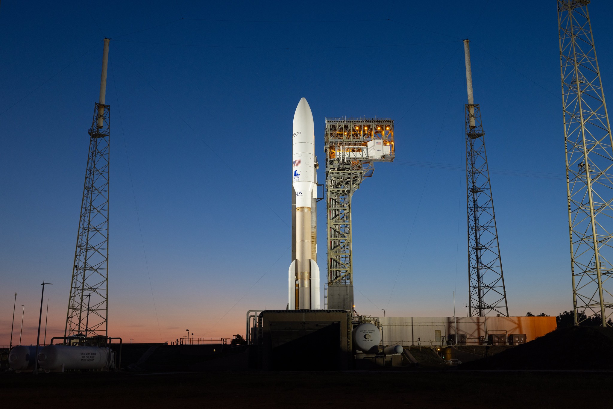 Amazon planeja lançar hoje 27 satélites de internet para competir com Starlink