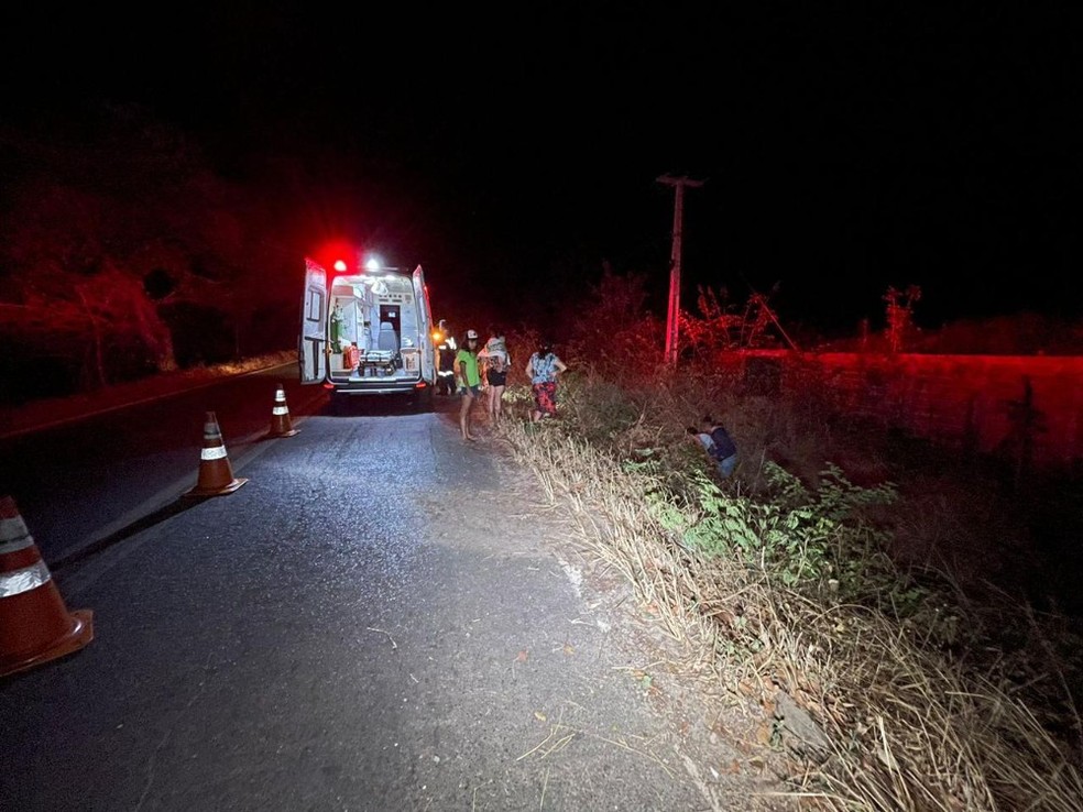 Homem cai de moto, bate a cabeça em pedra e morre ao sair da estrada em Pedro II, no Piauí — Foto: Portal P2