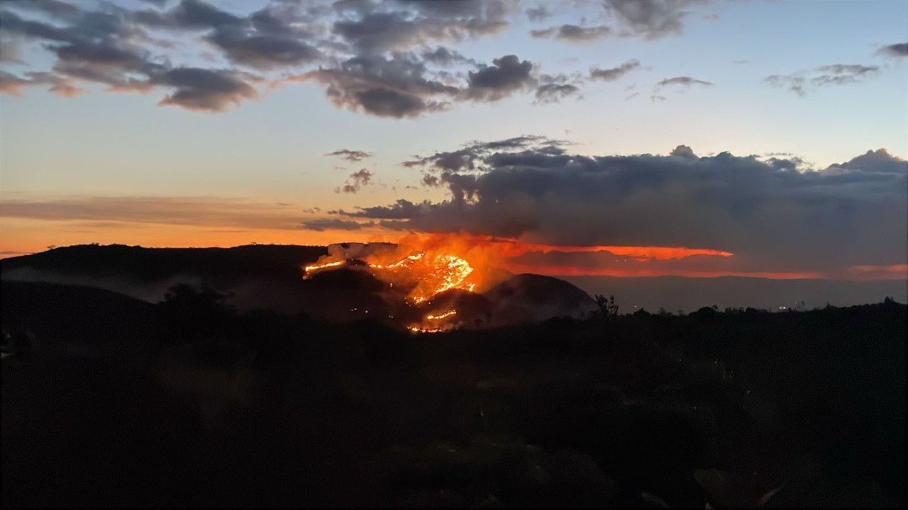 Incêndio consome vegetação da Serra da Calçada, na Grande BH; VÍDEO