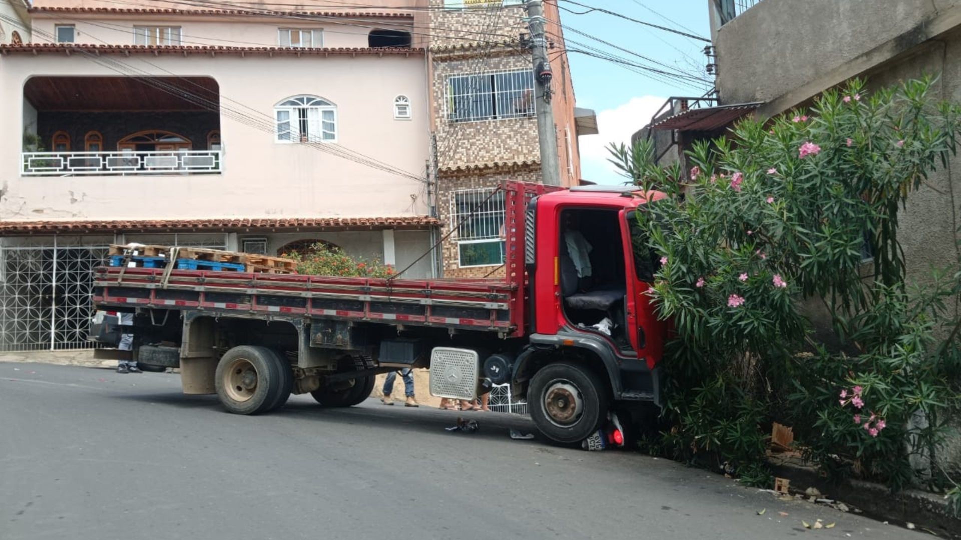 VÍDEO: caminhão desce ladeira desgovernado, atropela motociclista e bate em carros no ES