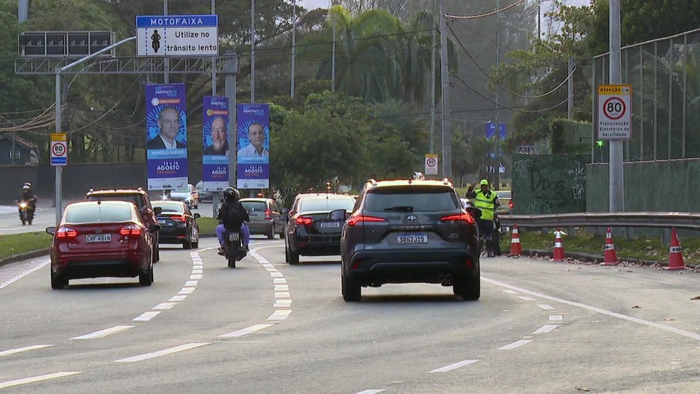 Motofaixa na Autoestrada Engenheiro Fernando Mac Dowell, em São Conrado — Foto: Reprodução/TV Globo