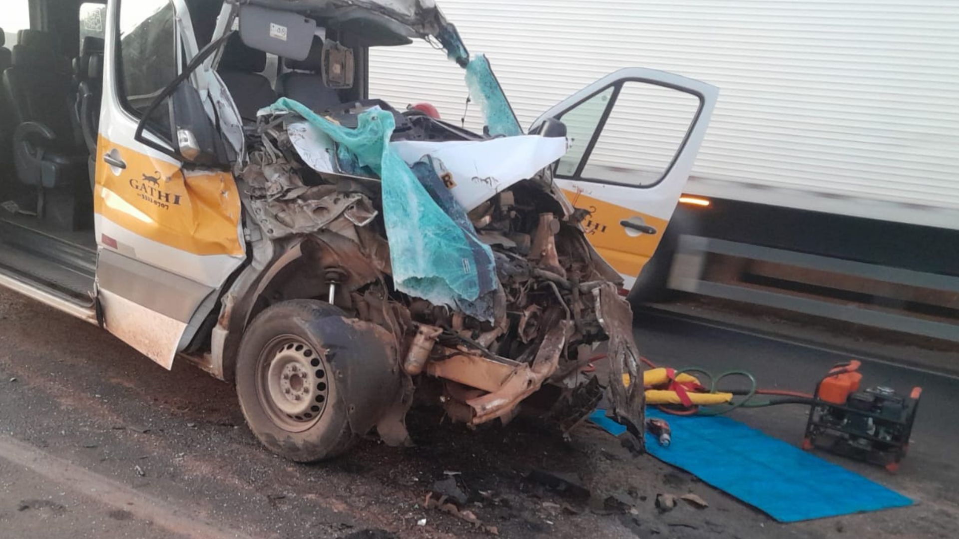 Sem alunos a bordo, van escolar bate em caminhão e motorista fica ferido na BR-050