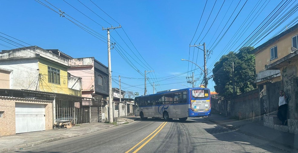 Ônibus sequestrado por criminosos em Costa Barros — Foto: Reprodução